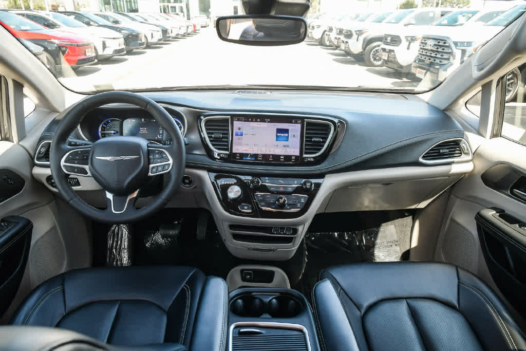 Used 2023 Chrysler Pacifica Touring-L FWD image 14