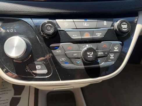 Used 2022 Chrysler Pacifica Touring-L FWD image 11