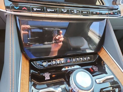 Used 2024 Jeep Grand Wagoneer Series III w/ Rear Seat Video Group 1 AWD/4WD image 18