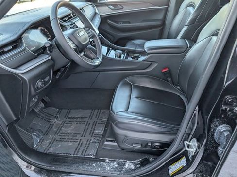 Used 2024 Jeep Grand Cherokee Limited image 2