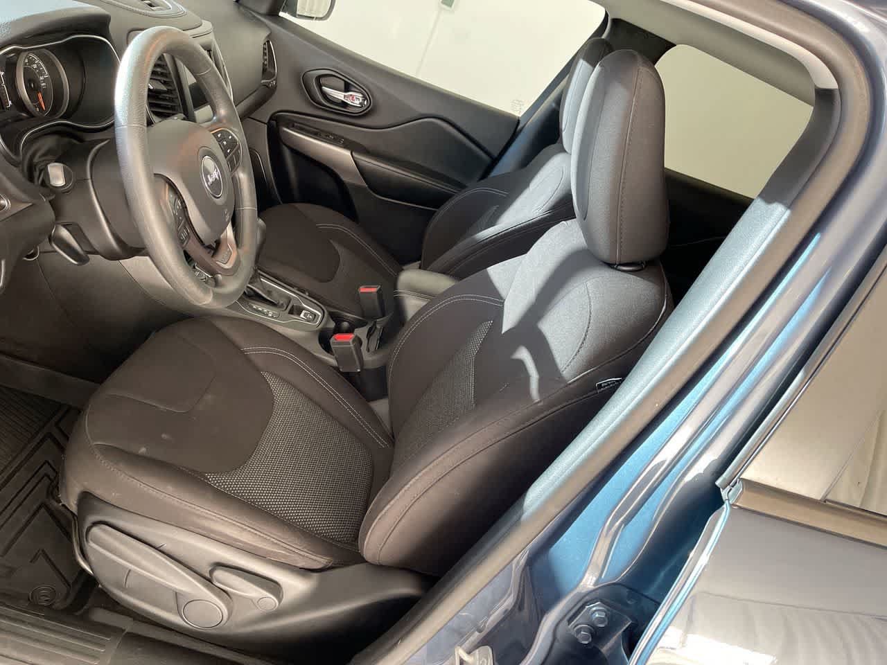 Used 2021 Jeep Cherokee Latitude AWD/4WD image 11
