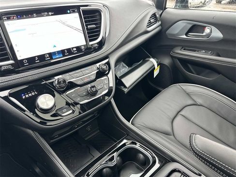 New 2026 Chrysler Pacifica Limited image 17