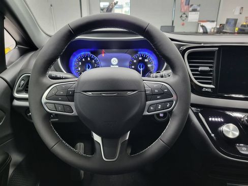 New 2027 Chrysler Pacifica Select AWD/4WD image 18