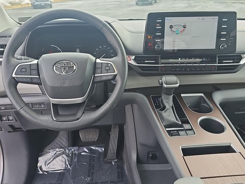 Used 2023 Toyota Sienna XLE image 13