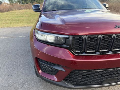 Used 2023 Jeep Grand Cherokee Altitude image 12