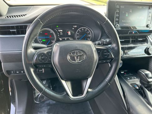 Used 2022 Toyota Venza XLE image 14
