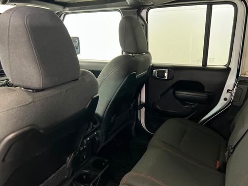 Used 2025 Jeep Wrangler Unlimited Rubicon AWD/4WD image 19
