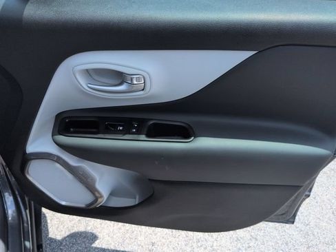 Used 2022 Jeep Renegade Limited AWD/4WD image 34