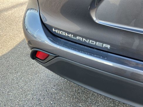 Used 2021 Toyota Highlander XLE image 6