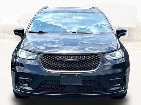 Used 2024 Chrysler Pacifica Premium FWD image 2