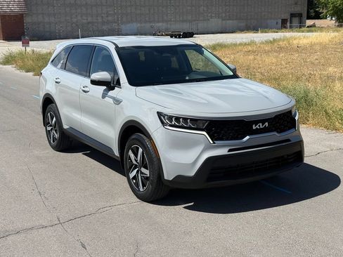 Used 2022 Kia Sorento LX AWD/4WD image 2