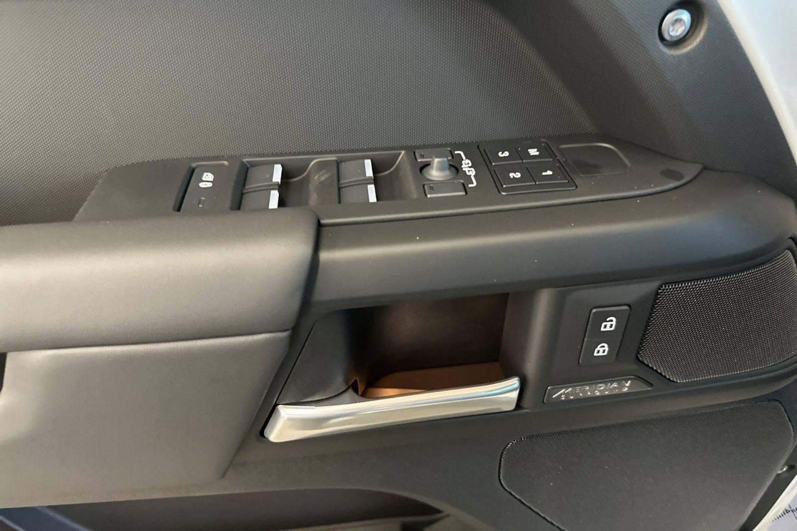 New 2026 Land Rover Defender 110 X-Dynamic SE AWD/4WD image 13