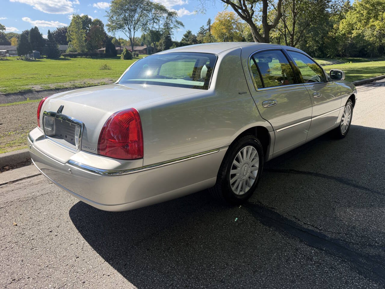 Used 2005 Lincoln Town Car Signature RWD image 5