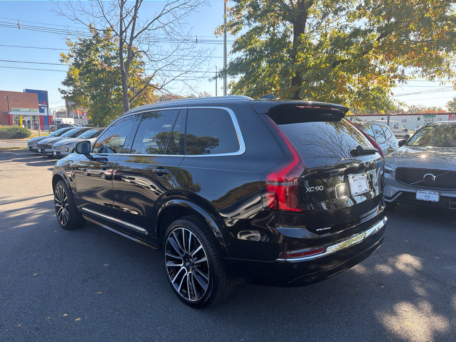Certified 2025 Volvo XC90 B5 Plus AWD/4WD image 8