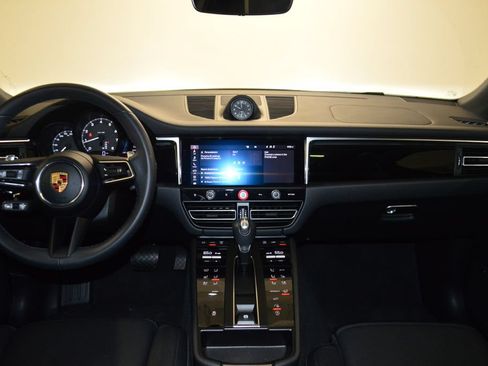 Certified 2025 Porsche Macan AWD/4WD image 33