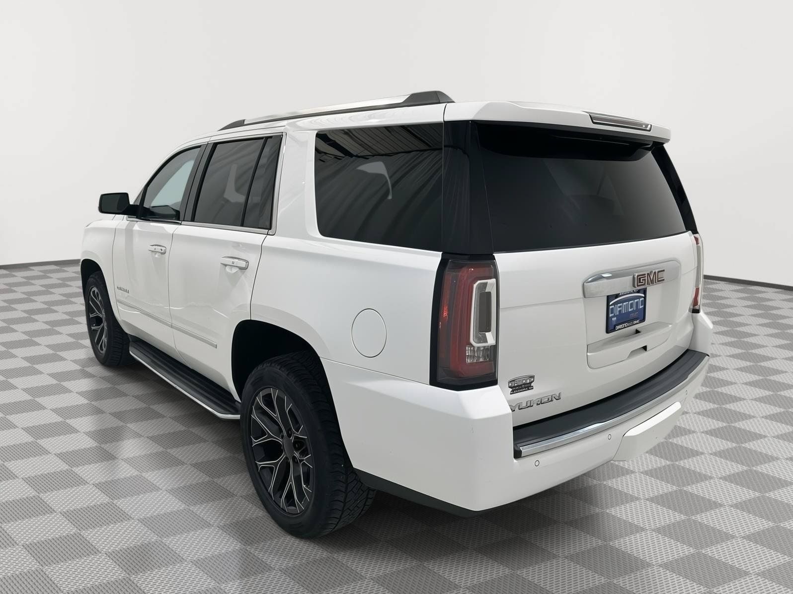 Used 2017 GMC Yukon Denali AWD/4WD image 3