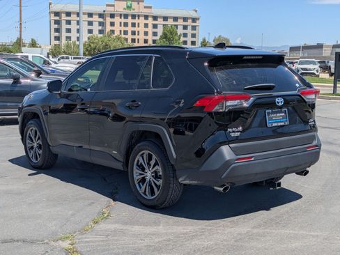 Used 2022 Toyota RAV4 XLE Premium AWD/4WD image 4
