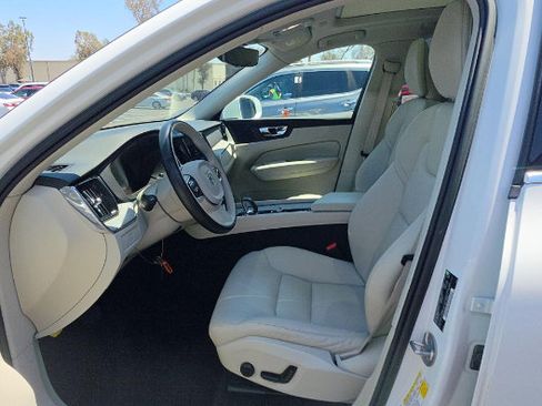 Used 2023 Volvo XC60 B5 Plus w/ Climate Package AWD/4WD image 3