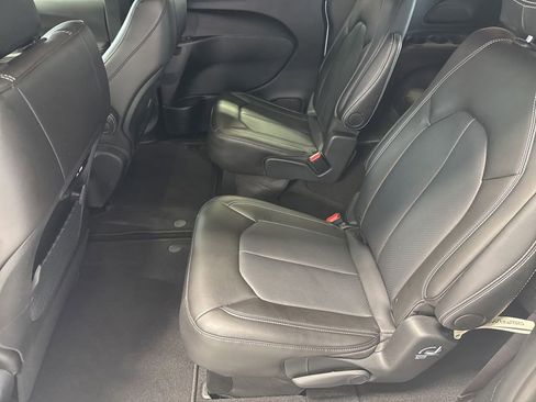 Used 2025 Chrysler Pacifica Select FWD image 12
