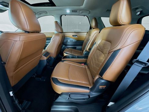 Used 2024 Nissan Pathfinder Platinum image 29