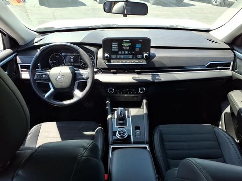 Used 2023 Mitsubishi Outlander SE AWD/4WD image 17