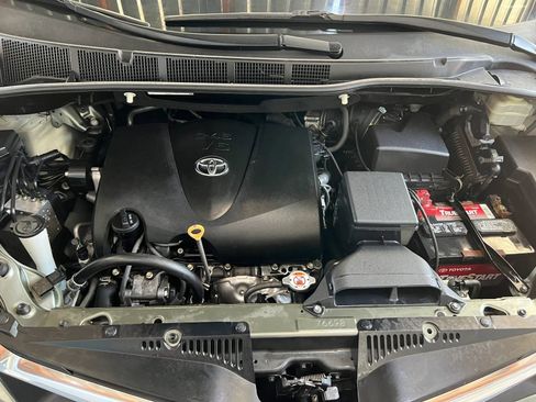 Used 2018 Toyota Sienna LE w/ Carpet Mat Package FWD image 28
