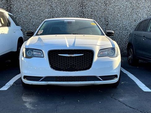 Used 2019 Chrysler 300 Touring w/ Sport Appearance Package image 4