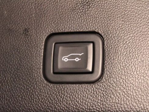 Used 2023 Chevrolet Traverse LT image 18