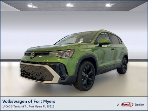 New 2026 Volkswagen Taos SE image 1