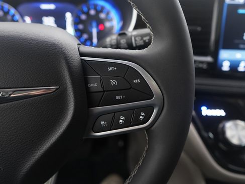 Used 2024 Chrysler Pacifica Limited image 26