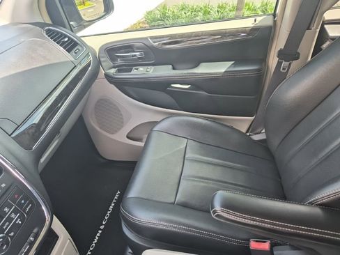 Used 2016 Chrysler Town & Country Touring w/ Driver Convenience Group image 5