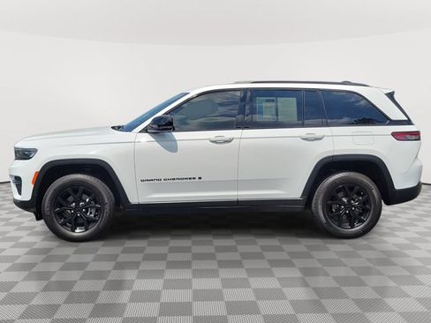 Used 2024 Jeep Grand Cherokee Altitude AWD/4WD image 3