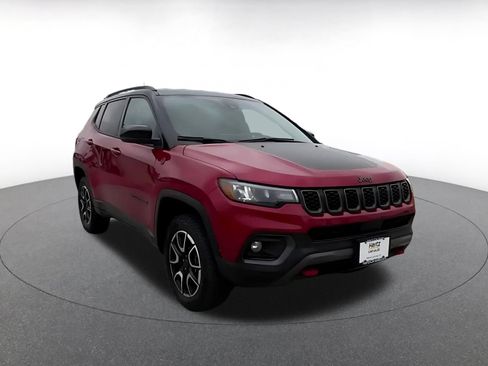 Used 2025 Jeep Compass Trailhawk AWD/4WD image 3