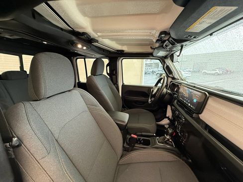 Used 2025 Jeep Gladiator Sport AWD/4WD image 17