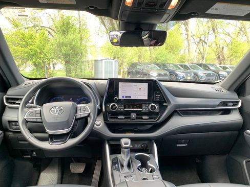 Used 2025 Toyota Highlander XSE AWD/4WD image 36