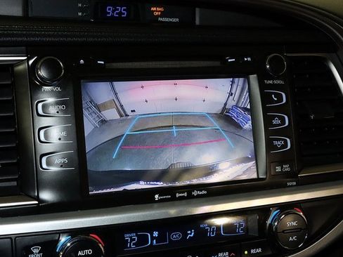 Used 2016 Toyota Highlander XLE image 23