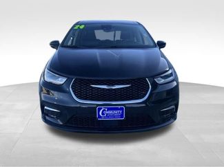 Used 2024 Chrysler Pacifica Touring-L video 3