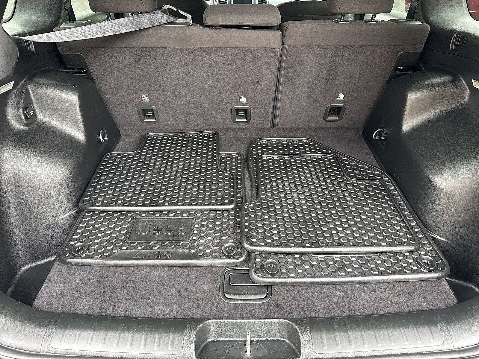 Used 2019 Jeep Cherokee Latitude w/ Cold Weather Group AWD/4WD image 29
