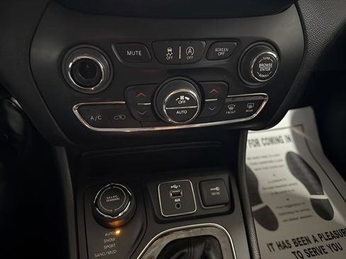 Used 2020 Jeep Cherokee Limited image 23