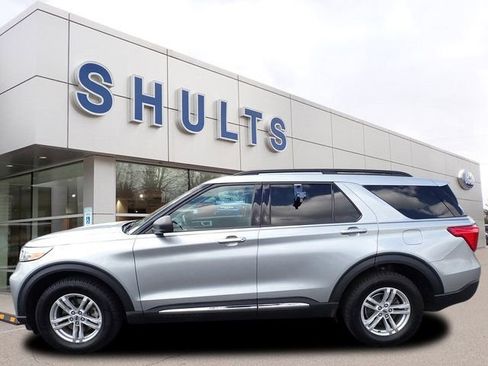 Used 2022 Ford Explorer XLT AWD/4WD image 2