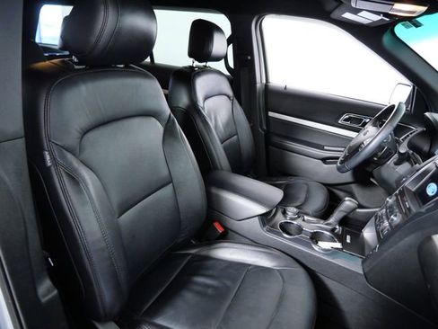 Used 2017 Ford Explorer XLT w/ Equipment Group 202A AWD/4WD image 11