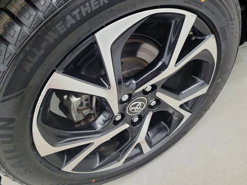 Used 2019 Toyota C-HR Limited FWD image 31