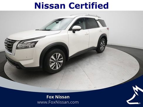 Certified 2024 Nissan Pathfinder SL image 1