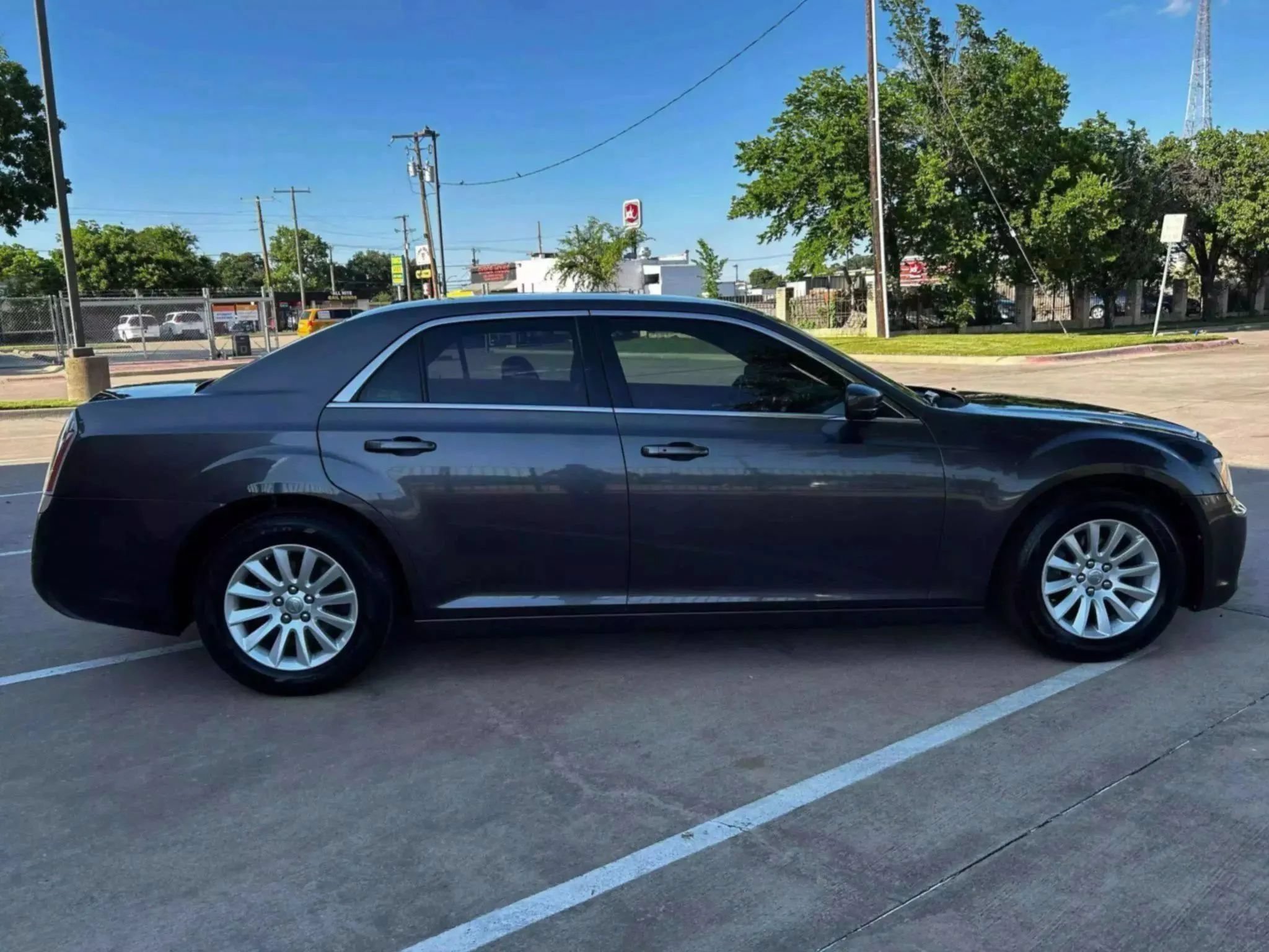 Used 2013 Chrysler 300 RWD image 4