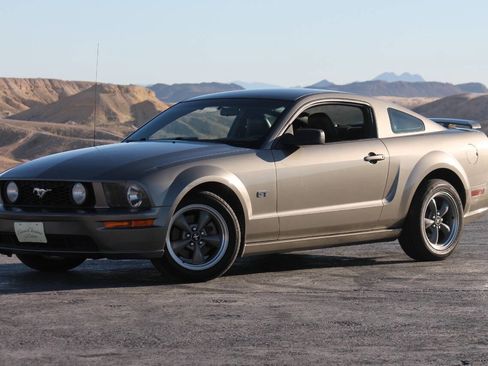 Used 2005 Ford Mustang GT Premium image 4