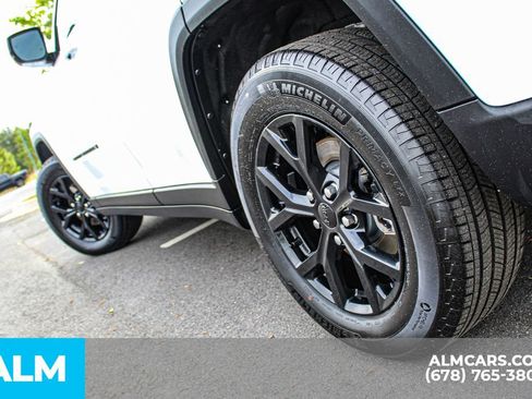 Used 2025 Jeep Grand Cherokee Altitude AWD/4WD image 14