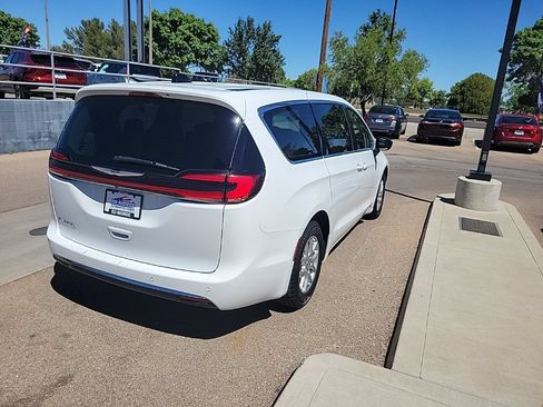 Used 2024 Chrysler Pacifica Touring-L FWD image 7