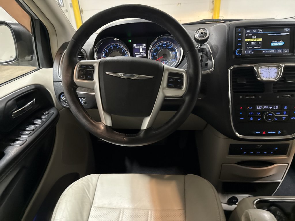 Used 2014 Chrysler Town & Country Touring-L w/ Driver Convenience Group FWD image 11