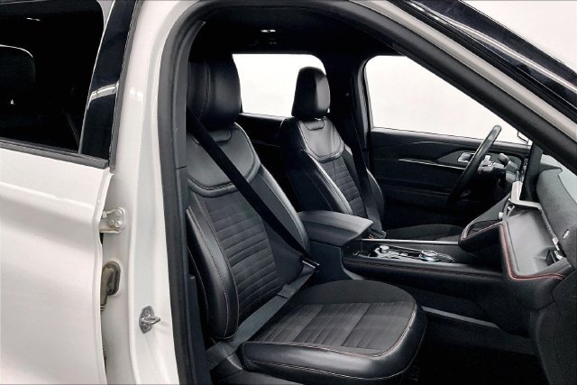 Used 2025 Ford Explorer ST-Line w/ ST-Line Street Pack AWD/4WD image 8