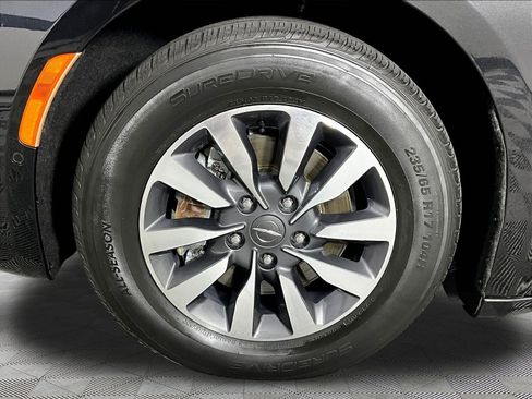 Used 2022 Chrysler Pacifica Touring-L w/ Uconnect Theater Family Group FWD image 33